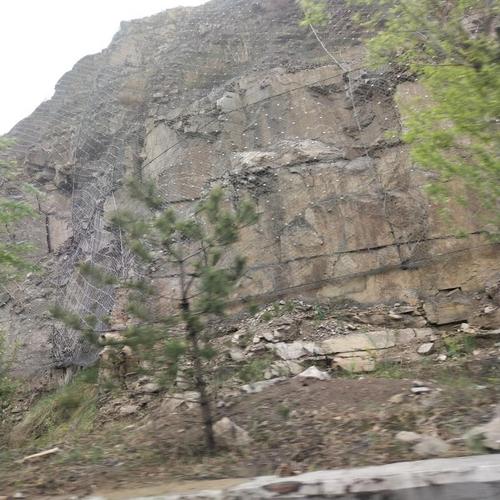 柔性边坡防护网生产厂 能以柔克刚 抑制风化的山体碎石